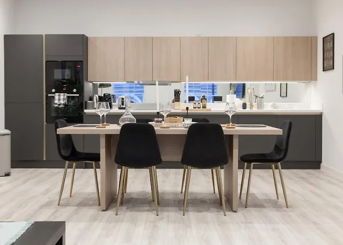 Grand Central Apartment - 2-Bedrooms - Sleeps 6 Comfortably - Perfect For Families - Contractors - Professionals