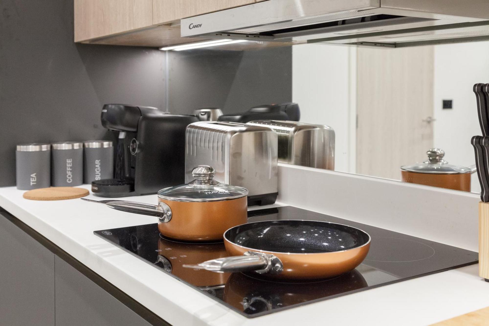Apartment Grand - 2-bedrooms - Sleeps 6 Comfortably - Perfect For Families - Contractors - Professionals *